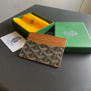Brun cardholder - Stilren ”cardholder” i färgen brun