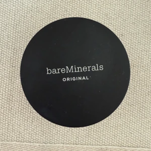bareMinerals Original Foundation Medium Beige - Säljer en bareMinerals Original Foundation i färgen Medium Beige 12. Mineralbaserad puderfoundation med SPF 15.  Helt ny oöppnad. 