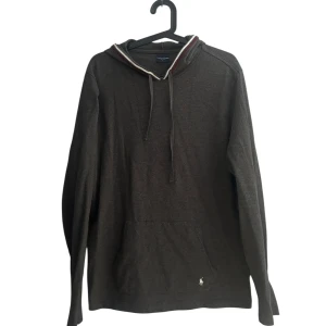 Mörkgrå hoodie från Ralph Lauren - Tunn skön ralph lauren hoodie i väldigt bra skick!