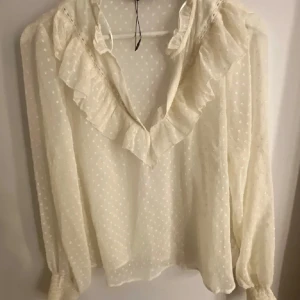 Zara - Zara blus, stl M. Använd en gång. Vit med prickar och volangdetaljer. Som ny! ✨