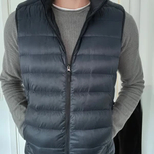 Mörkblå Väst - Riktigt skön och stilren mörblå väst ifrån uniqlo | perfekt till hösten | Storlek S men passar både M och XS | helt perfekt skick | Nypris 600kr