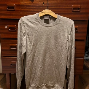 Beige merinoulltröja från Oscar Jacobson - Säljer en stilren beige tröja från Oscar Jacobson i 100% merinoull. Tröjan är i M men sitter mer som en S 🙌 skriv om du har frågor eller ett bud 