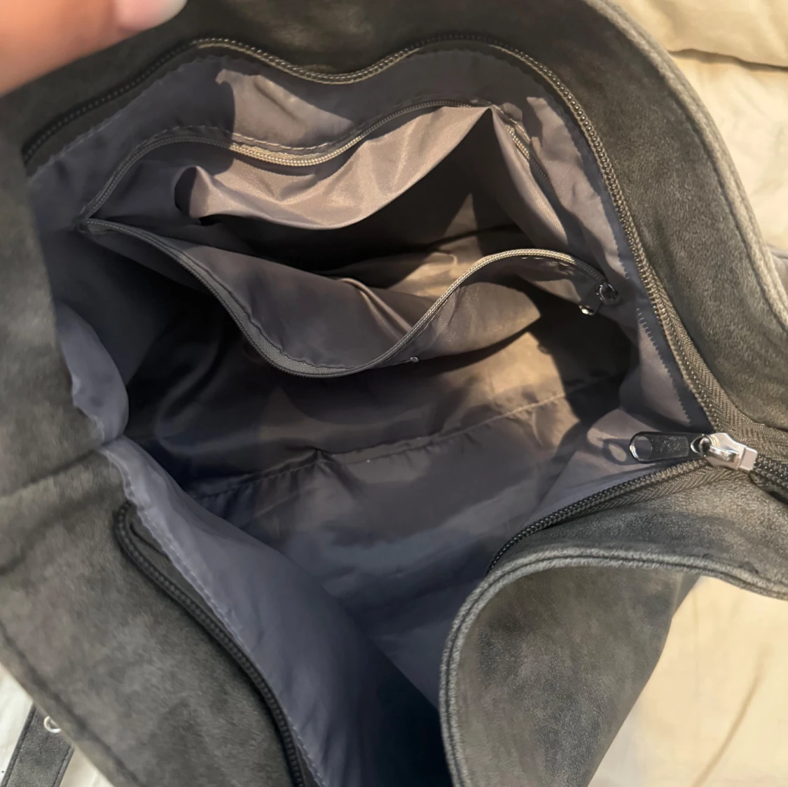 Grå axelväska i mocka från Monki - 2