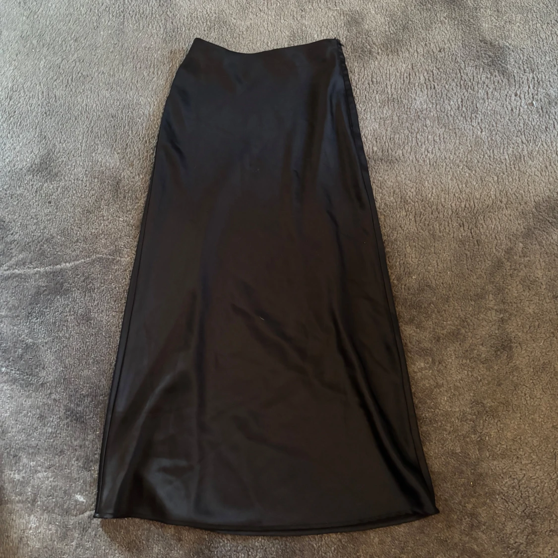 Svart lång satinkjol