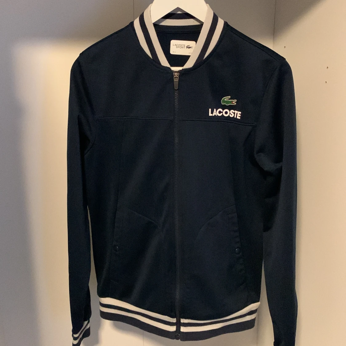 Marinblå bomberjacka från Lacoste Sport - 4