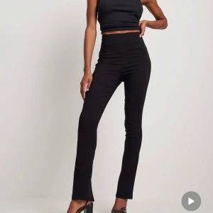  Svarta tajta kostymbyxor från NA-KD -  Svarta byxor från NA-KD, knappt använda 