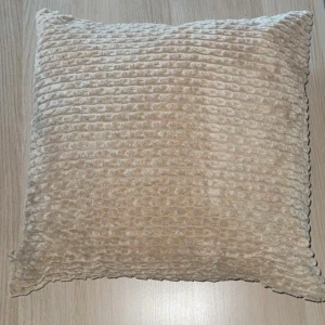 9st kuddfodral  - 9x kuddfodral med beige mönster. Superskönt plysch material. Aldrig använda. 9st likadana. 55 x 55 cm