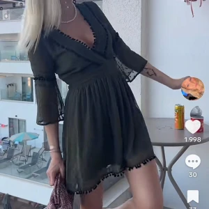 Grön omlottklänning med volang - Supersöt grön klänning från Zara. Klänningen har trekvartsärmar med små prickar i tyget. Funkar att både ha på sommar, höst och vinter.