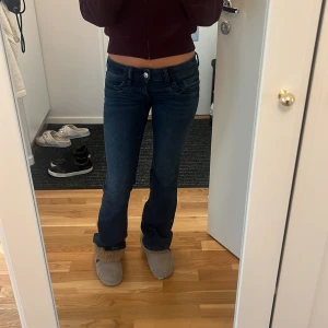 Mörkblå bootcut jeans låg midja - Snygga jeans från Gina i storlek 152💕jag är 158 ungefär och de passar mig bra i längden