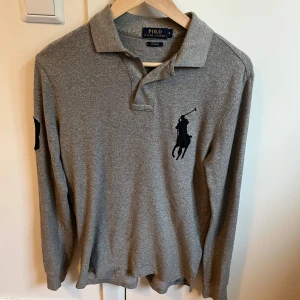 Ralph Lauren Piké - Säljer en långärmad piké från Polo Ralph Lauren. Storlek S. Mycket bra skick utan defekter.