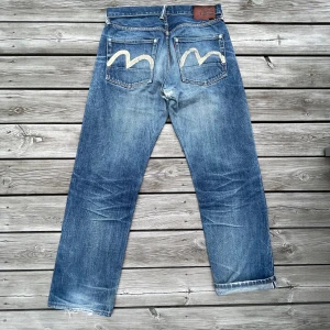 Evisu jeans! - Tja säljer dessa ofantligt feta evisu jeans gjorda i japanskt selvedge material och har en otrolig fade! Japansk stil reperation på jeansen. slitna i skrevet annars i topp skick! Ungefär storlek 31/32!