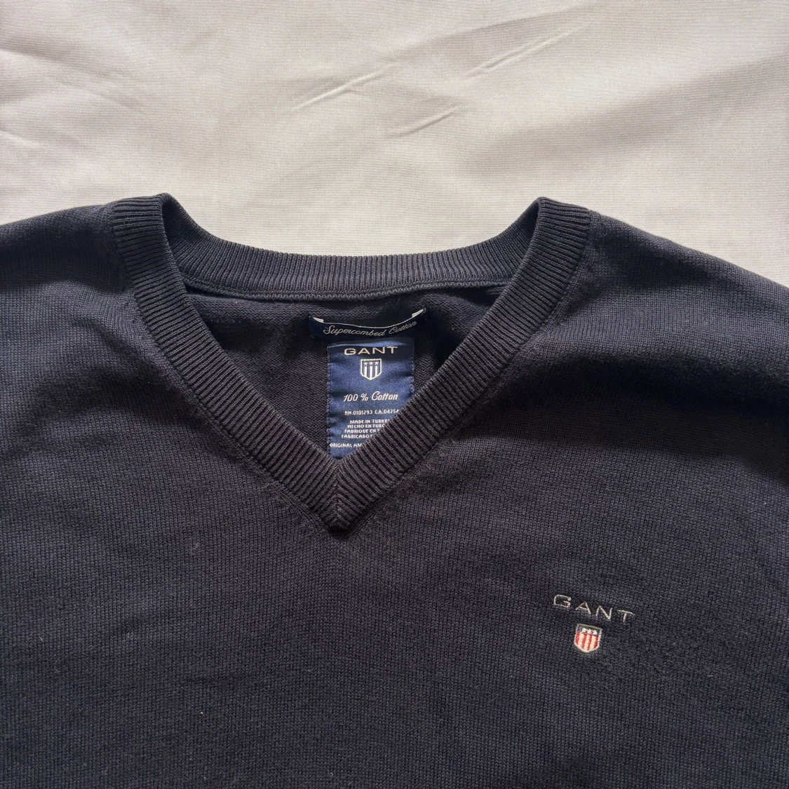 Svart v-ringad tröja från GANT - 1