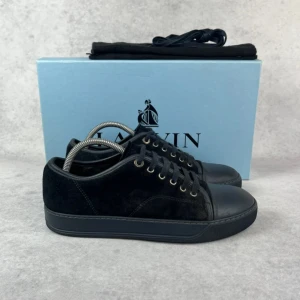 Lanvin DBB1 cap toe sneaker - – Condition: 8,5/10  - Size: 39/UK5  – What is included: Only the sneakers  – Retail price: 5000 + SEK  Please note that Lanvins fit big and our recommendation is to go one size down