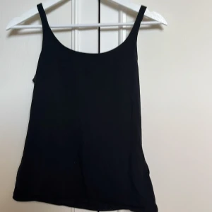 Svart linne - Svart baslinne från Lindex. Stretchigt och bekvämt!