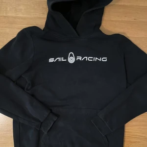 Sail racing hoodie  - Säljer denna Sail racing hoodie i storlek 170 alltså S. I fint skick. Vid fler frågor är det bara att kontakta 🙏🏼