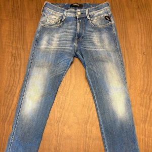 Replay Anbass Hyperflex jeans - Stilrena Replay jeans. Jeansen har normal passform, raka ben och är tillverkade i stretchigt jeansmaterial för extra komfort. Lätt de skönaste jeansen jag har haft hittils! Sitter hur bra som helst. Storlek 28x32 men är mindre i storlek. För fler bilder är det bara att hojta till! Pris går alltid att diskutera. 