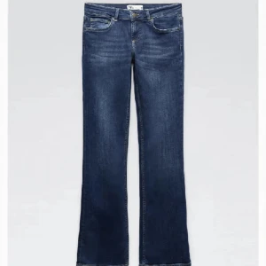 Blå bootcut jeans låg midjade - Snygga blåa lågmidjade jeans från zara med bootcut passform och klassisk femficksdesign. Hör av dig vid intresse av fler bilder, bra skick!