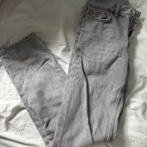 Mid waist jeans från Gina i storlek 32 - Säljer dessa jeans från Gina för får ingen användning för dom 💕