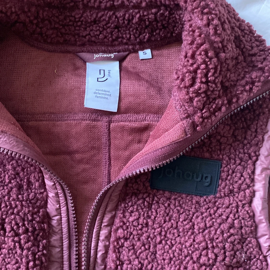 Vinröd fleeceväst från Johaug - 2