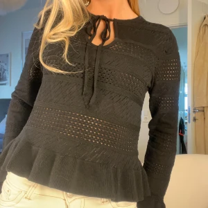 Svart stickad tröja med volang  - Snygg tröja/blus, passar xs och s