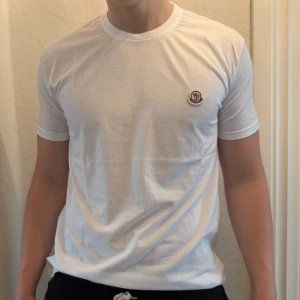 Vit t-shirt från Moncler - Vanlig vit moncler t-shirt. Tröjan är helt ny. säljer även ut andra saker från min gaderob så kolla gärna min sida och se om du hittar något du gillar!