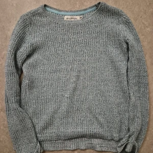 Tröja  - Snygg ljusblå stickad tröja från H&M L.O.G.G. i storlek 146/152. Tröjan har en grovstickad struktur, rund hals och långa ärmar. Perfekt för dig som gillar chill och enkel stil med lite textur. Passar dig som vill ha en basic men ändå fräsch look.