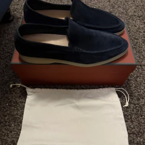 Loro Piana Summer Walk - Loro Piana Summer Walk Navy, storlek 45. Väldigt fint skick. Med box och dustbag