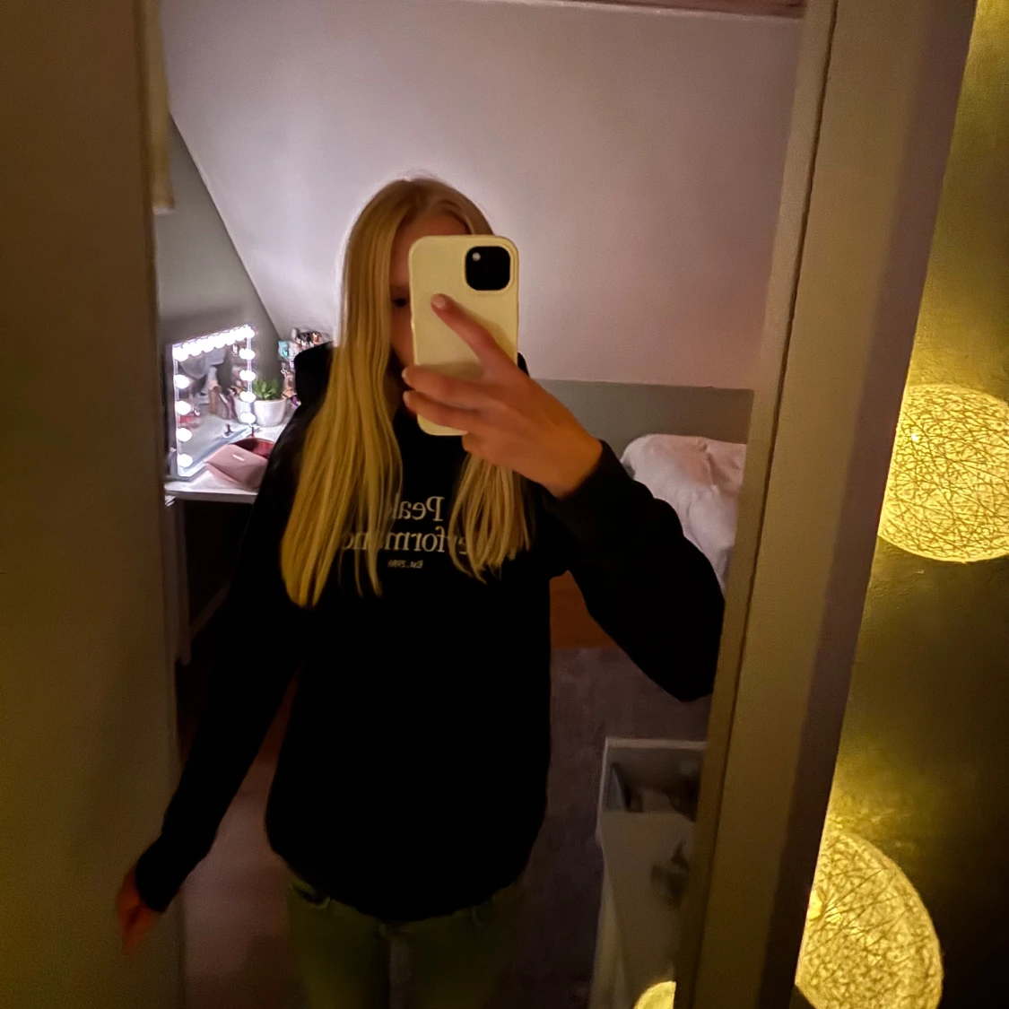 Mörkblå hoodie från Peak Performance - 1