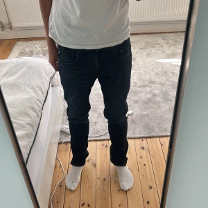 Mörkblå Replay jeans, midwaist, 31/34 - Säljer ett par mörkblå jeans från Replay i modellen Anbass. Super bra skick, knappt använda, normal passform och midwaist. Jeansen är i stretchigt bomullsmaterial.