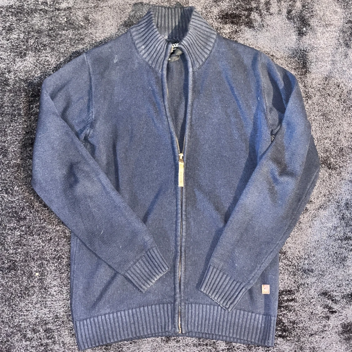 Mörkblå stickad kofta med dragkedja Från Indicode