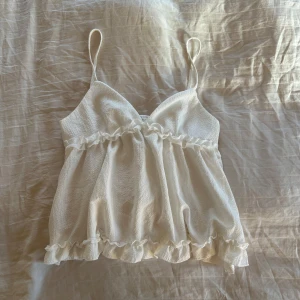 Linnetopp - Vit linnetopp med volanger. Aldrig använd💕