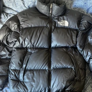 Svart dunjacka från The North Face - Intresse koll på min the north face jacka, inköpt för runt 3800, osäker på om jag vill sälja beror på om nån är intresserad, använd en vinter, finns inga hål, kanske lite smink vid kragen dock i värsta fall. Storleken är jag osäker på. Priset kommer ligga på 500 och uppåt antagligen, bilderna va tagna i stress så skriv så får ni bättre bilder 