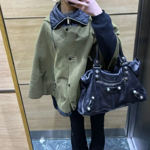 Cape - Sjukt fin cape från pull&bear med luva😍 älskar verkligen denna men kommer tyvärr inte till användning 