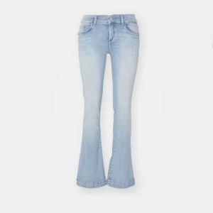 Slutsålda Ltb jeans - Säljer ett par ljusblå lågmidjade bootcut jeans från ltb med klassisk femficksdesign och snygga sömmar på bakfickorna. Jeansen har normal passform och är tillverkade i mjukt denimtyg som sitter skönt hela dagen. Endast användit ett fåtal gånger så mycket fint skick❣️Helt slutsålda på hemsidan, nypris runt 800kr