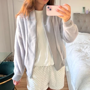 Helly Hansen Teddy! - Så fin teddy jacka från Helly Hansen! Förstår inte riktigt storlekslappen men den sitter som M