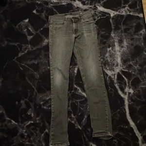 Replay grå slim fit jeans - Skick 7/10 väl använda men fortfarande bra skick. Lite sönder på taggen vid bakfickan 