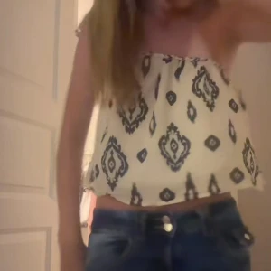 Vit bandeau tubtopp med svart mönster - Pris kan diskuteras och fler bilder kan skickas❤️ Används ca 2 gånger, passar XS och S