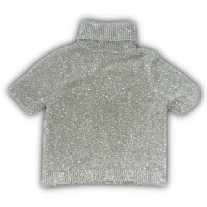 Glittrig silver polotröja från Zara - Säljer en glittrig silverfärgad polotröja från Zara med korta ärmar och hög krage. Tröjan har ett skimrande material som verkligen sticker ut och ger en cool vibe. Perfekt för dig som gillar att glänsa och vill ha något extra i garderoben.