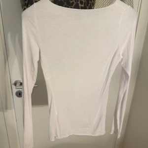 Vit intimissimi tröja - Säljer min intimissimi tröja, perfekt basictröja till hösten och skolan, inga defekter, köpt för 559 kr på zalando, har lagt billigaste frakten💗