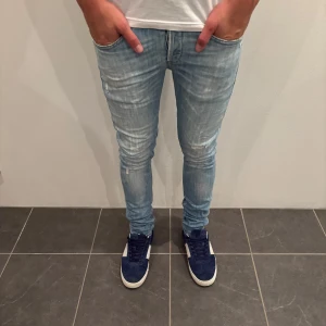 Dondup Jeans George  - Dondup Shorts George! Trendigaste Jeansen på marknaden!  Modellen är destroyed, Skick: 9,5/10 Ny pris: 4000 kr Säljs för 750 kr