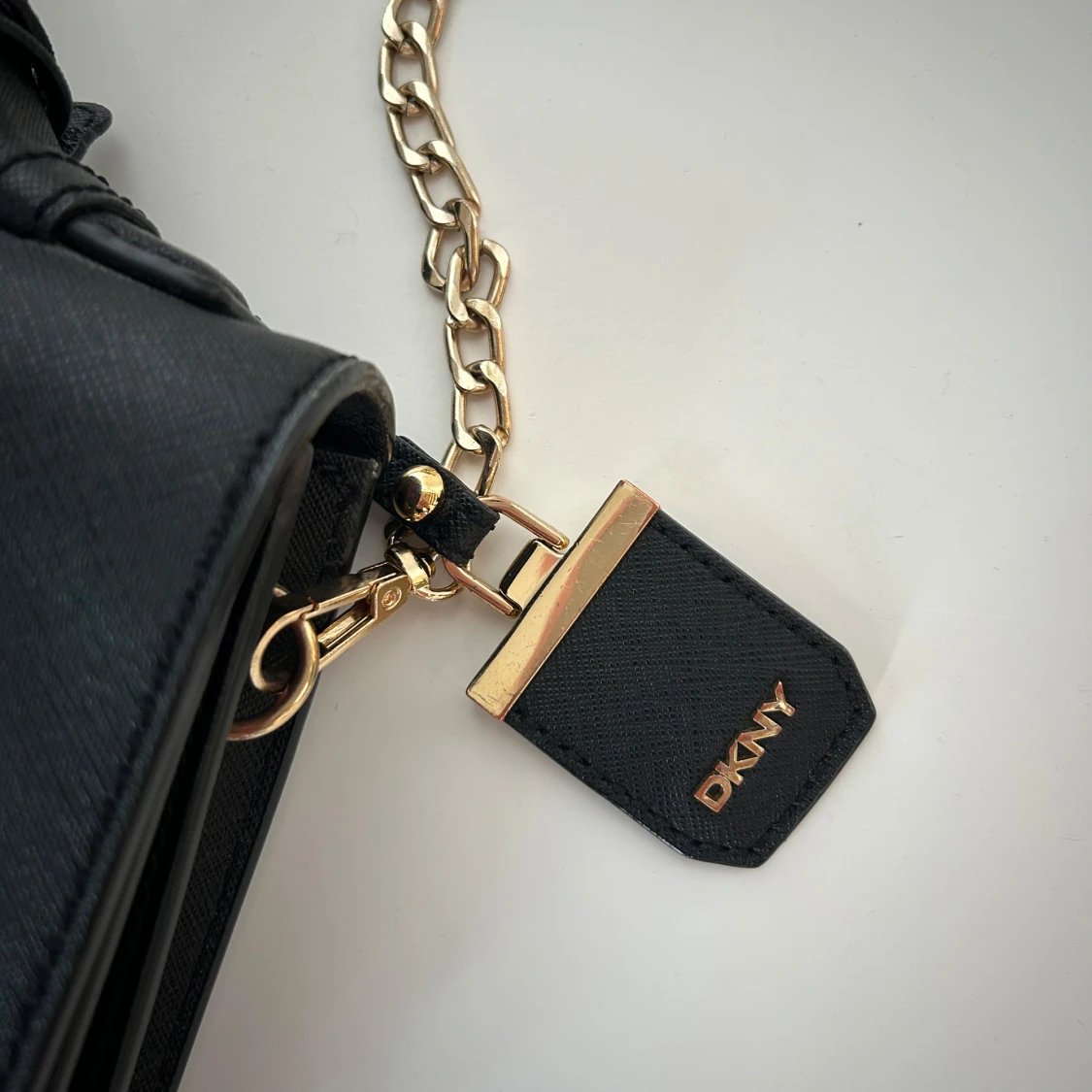 Svart axelväska från DKNY med guldkedja - 1