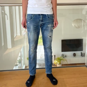 Replay Anbass jeans  - Säljer nu dessa Replay Anbass jeans med super snygga slitningar i design, W32 o L30 skriv för fler bilder/frågor🙌🏼
