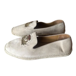Christian Louboutin  - Christian Louboutin loafers / dress skor. Helt nya. Storlek 42. Pris 3790kr. Finns att köpa på våran hemsida, Fashionels.com