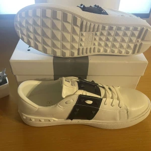 Valentino Rockstud vita sneakers - Helt ny, priset kan diskuteras. Vid intresse eller frågor skriv gärna.