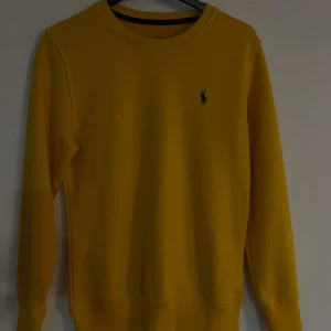 Ralph Lauren sweatshirt - Senapsgul sweatshirt från Ralph Lauren. Strorlek XL i barnstorlek. Passar från 13-16 år beroende på kroppsbyggnad. Använd 1 gång, nyskick!