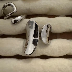 Rostfritt stål ring  - Säljer en snygg guldig ring med chunky och organisk form. Ringen har en blank yta och känns riktigt trendig och modern, perfekt för dig som gillar statement-smycken. Passar att kombinera med andra ringar för en cool look.