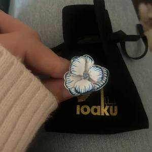 Blom ring från Ioaku - HELT OANVÄND Superfin ring från Ioaku, santorini fleur i blueberry milkshake, storlek 8. Nypris 699 kr