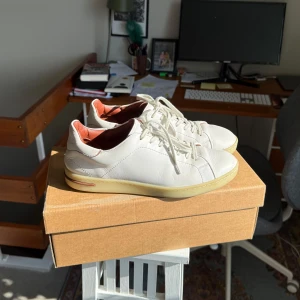 Loro Piana Traveller Walk - Säljer ett par tvärsköna Lp skor i storlek 42. Cond 8/10, nypris 9.700 kr! Box tillkommer. Made in Italy av högkvalitativt kalvskinn och gummisula.                                                                  Dm för frågor eller bilder👌🏼