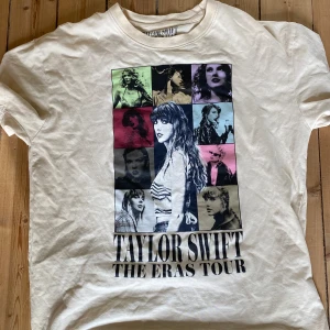 Taylor Swift The Eras Tour t-shirt - beige eras tour t-shirt! 100% cotton, tjockt och mjukt material:)) använd några ggr men bra skick!