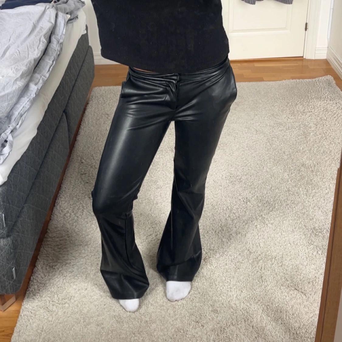 Lågmidjade skinnbyxor med bootcut